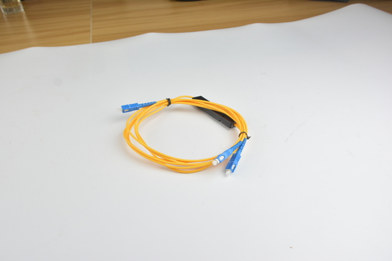 1x2 4 8 16 箱 PLC G657A1 0.9mm SCUPC 方向性 dB ≥55 のためのコナー化光ファイバーPLCスプリッター