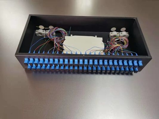 高誘導 dB ≥55 24ポート SC/APC ワイヤレス LAN ネットワーク用ファイバーケーブルスプリッタ