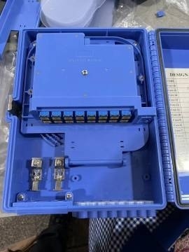 300*245*100mm ミニタイプスプリッター FDB インドネシアのFTTH配送ファイバーシステム