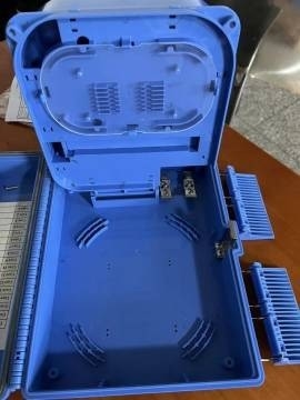 300*245*100mm ミニタイプスプリッター FDB インドネシアのFTTH配送ファイバーシステム